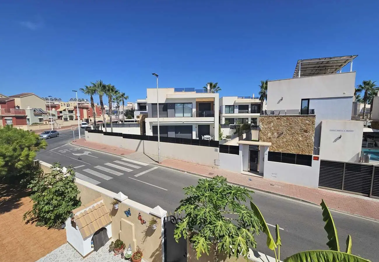 3-bedroom Villa In Torrevieja, Spain (74 M²)