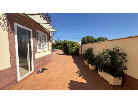 7-bedroom Villa In Torrevieja, Spain (312 M²)