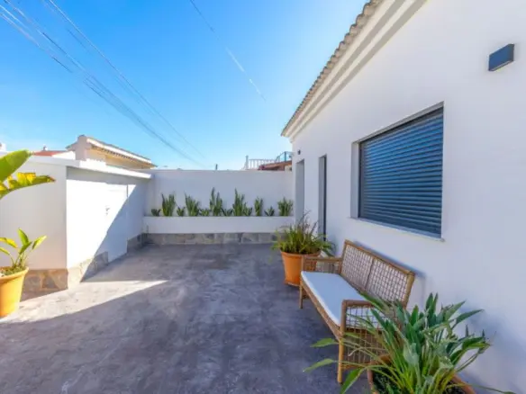 3-bedroom Villa In Torrevieja, Spain (270 M² Plot)