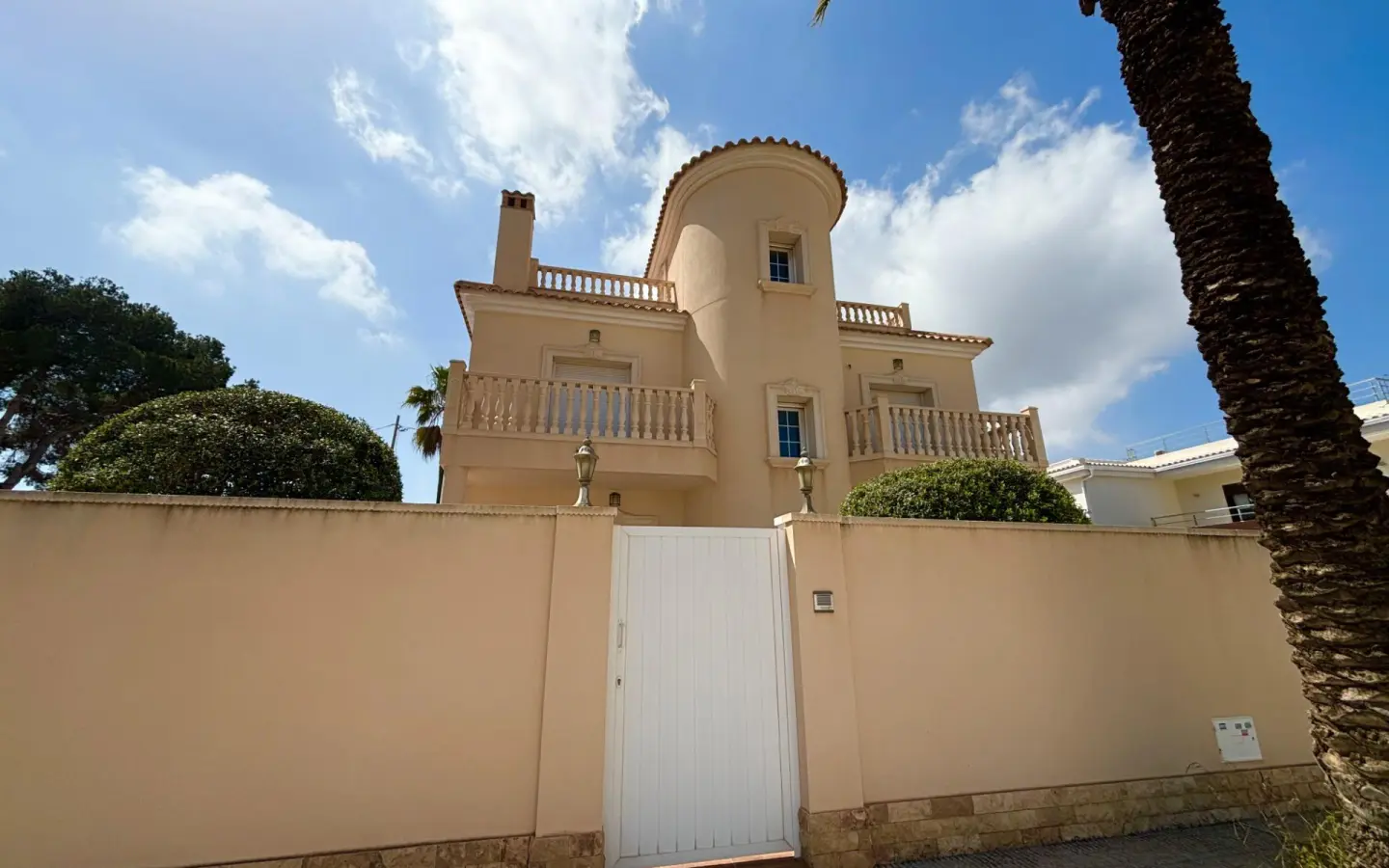 Villa 261 M² In Cabo Roig, Spain – Mediter Real Estate