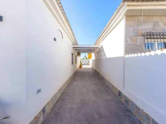 3-bedroom Villa In Torrevieja, Spain (270 M² Plot)