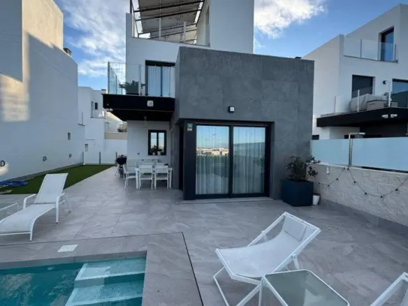 3-bedroom Villa In Torrevieja, Spain (197 M²)