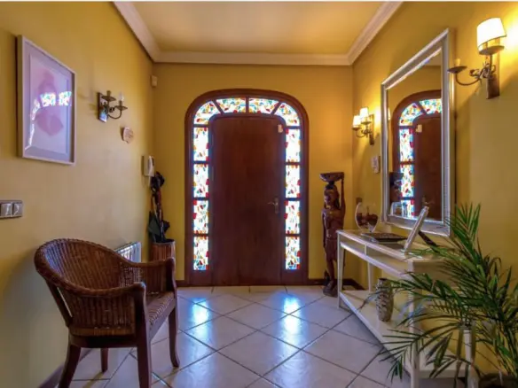6-bedroom Villa In Torrevieja, Spain (440 M²)