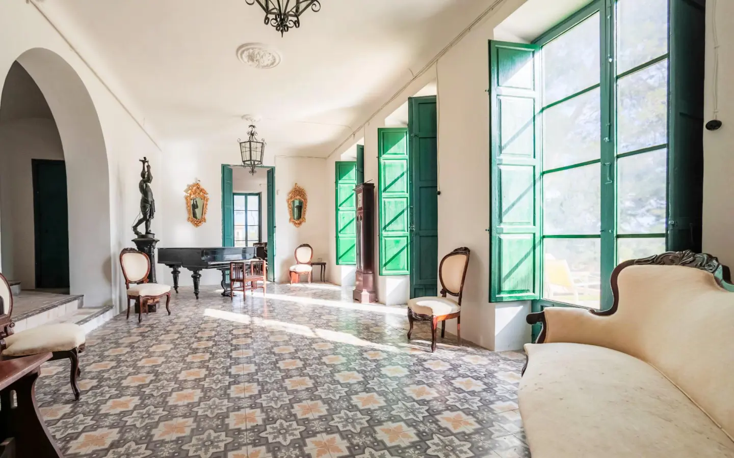 Villa 560 M² In Alicante, Spain – Mediter Real Estate