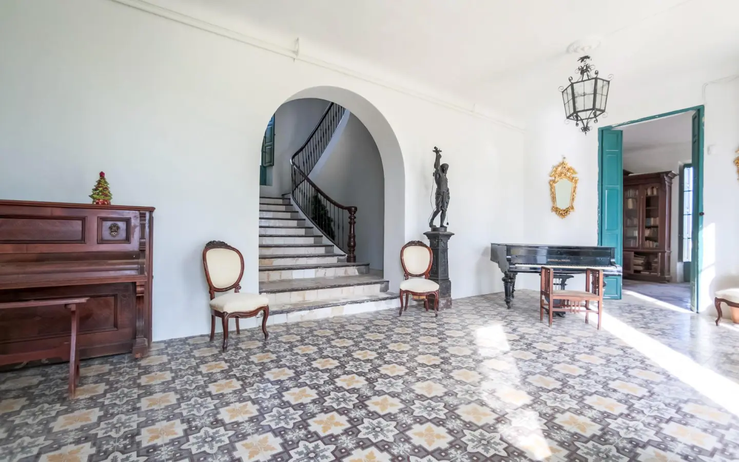Villa 560 M² In Alicante, Spain – Mediter Real Estate