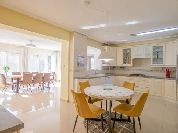 7-bedroom Villa In San Miguel De Salinas, Spain (416 M²)