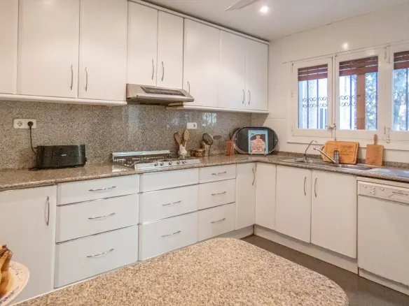 6-bedroom Villa In Pilar De La Horadada, Spain (268 M²)