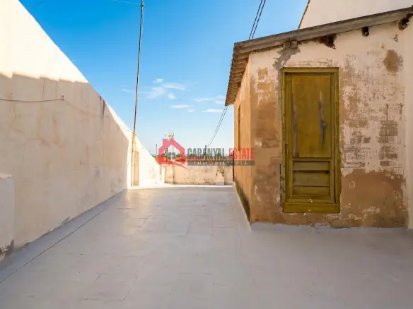 6-bedroom Terraced House In Valencia (204 M²)