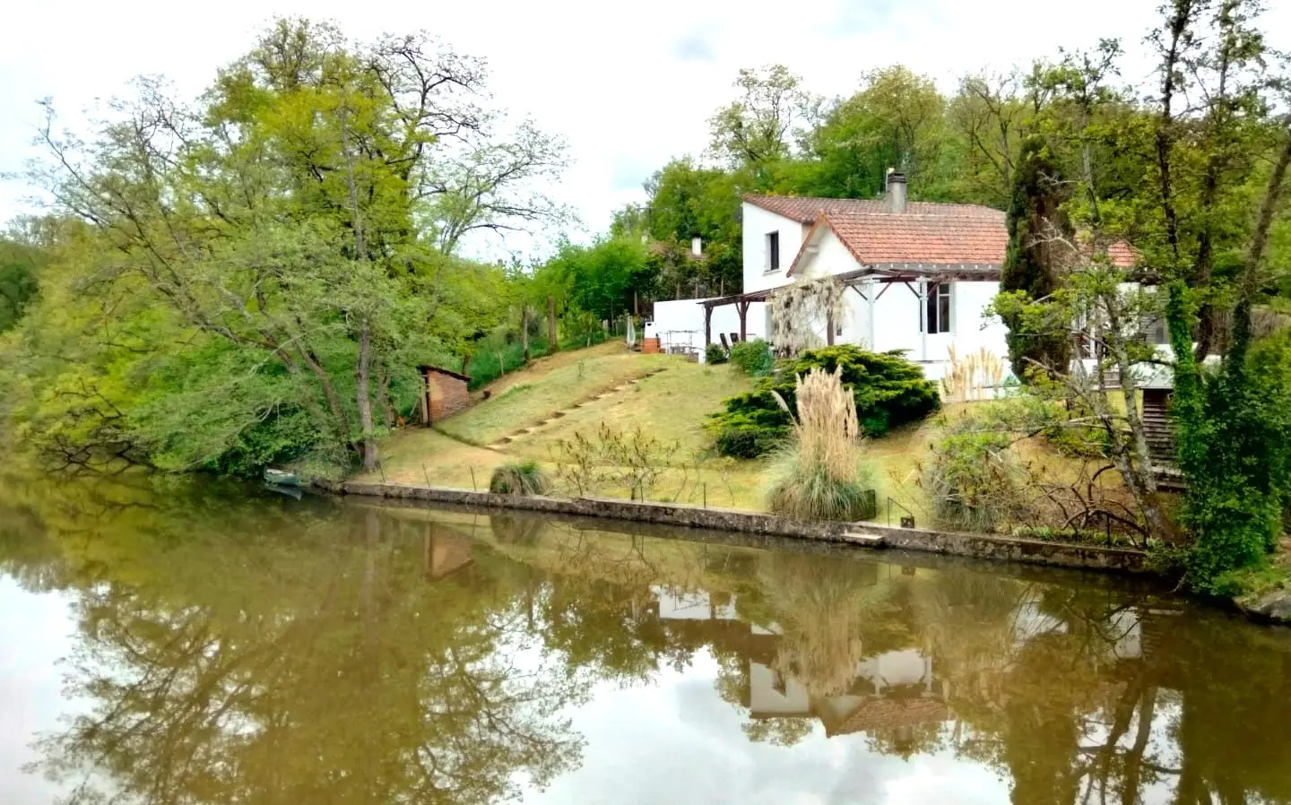 Apartment Of 150 M² With River Views And Private Waterside Access In Vienne