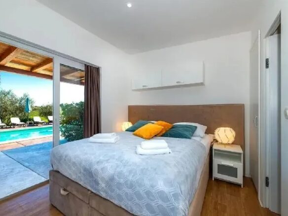 Ground-floor Villa With Two Residential Units And A Shared Garden