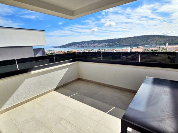 Dvosoban stan od 80 m² s pogledom na more u Trogiru