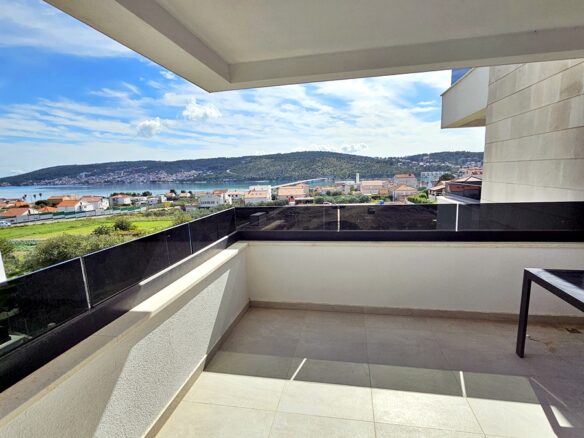 Dvosoban stan od 80 m² s pogledom na more u Trogiru