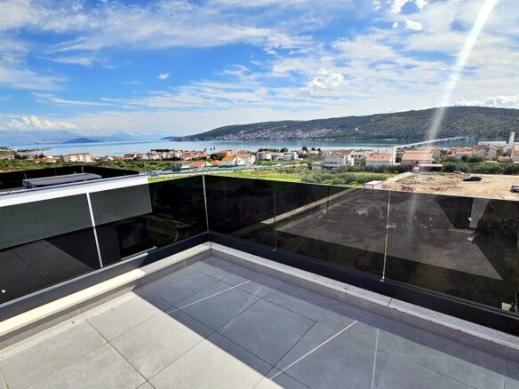 Dvosoban stan od 80 m² s pogledom na more u Trogiru