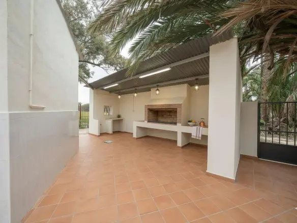 3-bedroom Industrial Unit In Crevillent, Spain (847 M²)