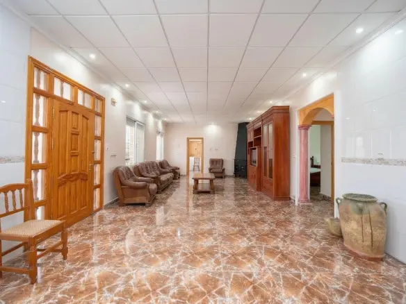 3-bedroom Industrial Unit In Crevillent, Spain (847 M²)