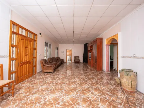 3-bedroom Industrial Unit In Crevillent, Spain (847 M²)