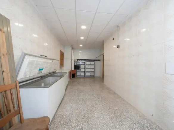 3-bedroom Industrial Unit In Crevillent, Spain (847 M²)