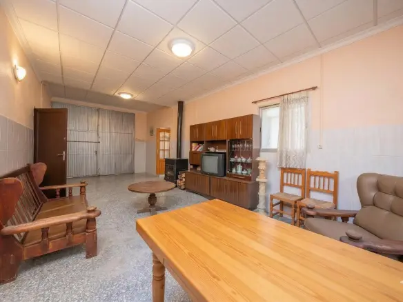 3-bedroom Industrial Unit In Crevillent, Spain (847 M²)