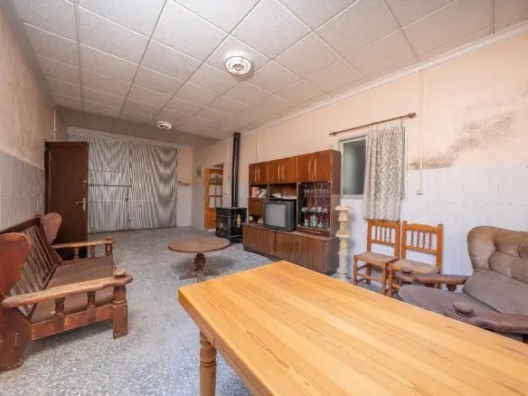 3-bedroom Industrial Unit In Crevillent, Spain (847 M²)