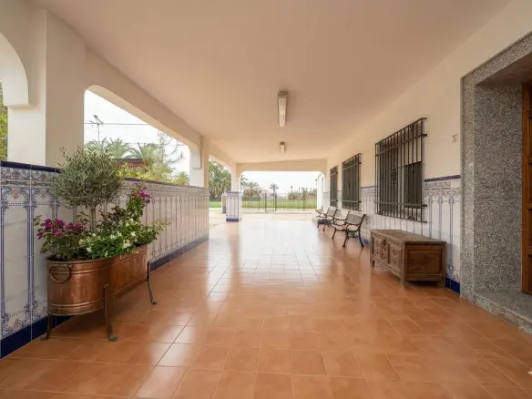 3-bedroom Industrial Unit In Crevillent, Spain (847 M²)