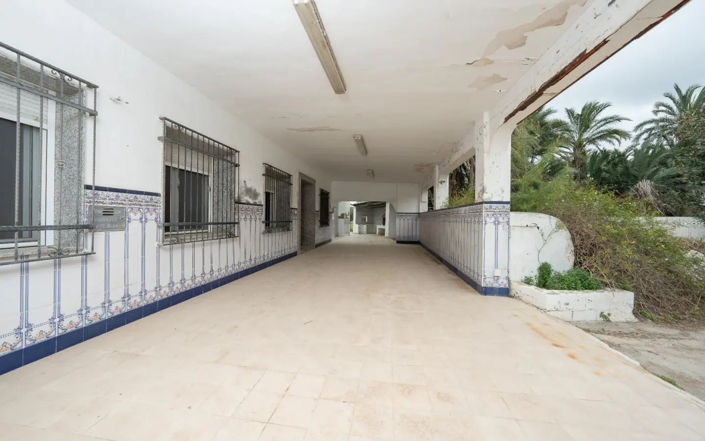 3-bedroom Industrial Unit In Crevillent, Spain (847 M²)