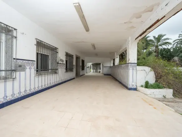 3-bedroom Industrial Unit In Crevillent, Spain (847 M²)