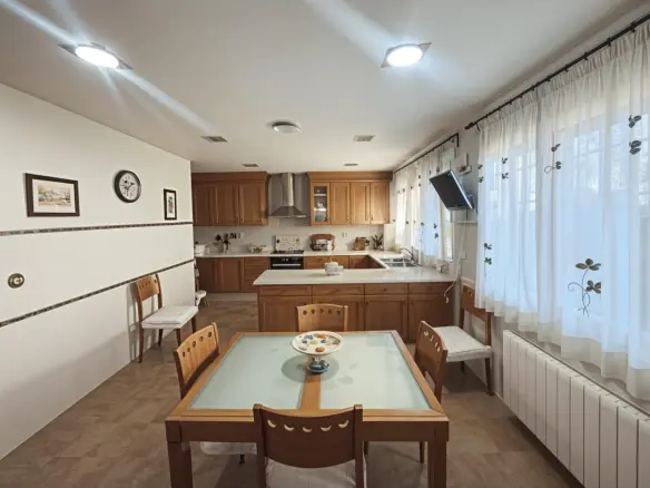 5-bedroom Villa In Almansa, Spain (21.900 M² Plot)