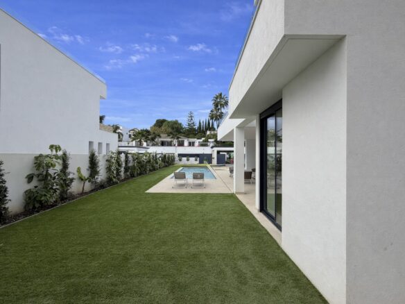 Brand New 5/6 Bedrooms Villa In Nueva Atalaya, Estepona