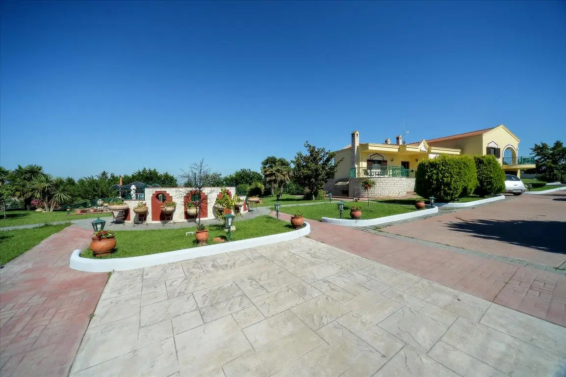 Villa Of 1168 M² In The Suburbs Of Thessaloniki