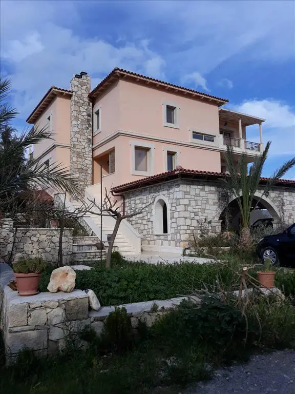Detached House Of 378 M² In Crete