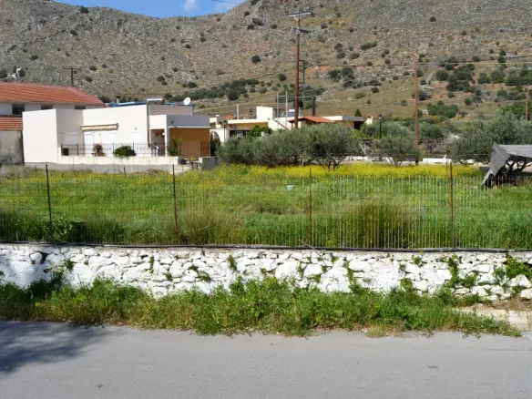 Land Of 638 M² In Crete