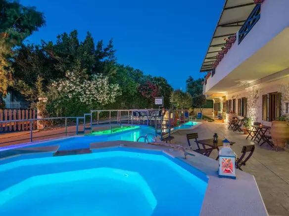 Hotel In Alikes, Greece (410 M²)