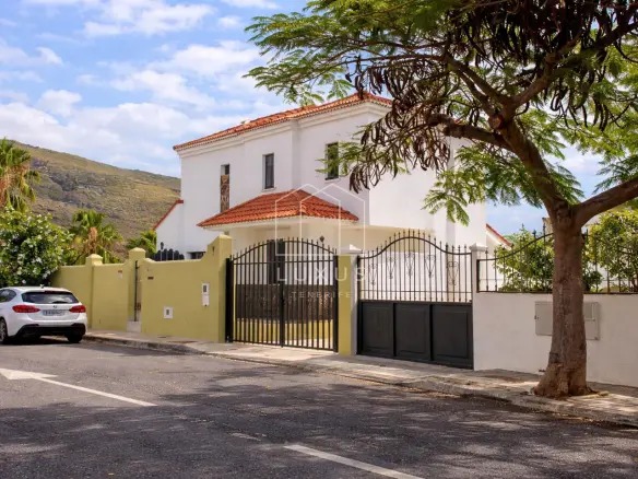4-bedroom Villa In Barranco Hondo, Spain (373 M²)