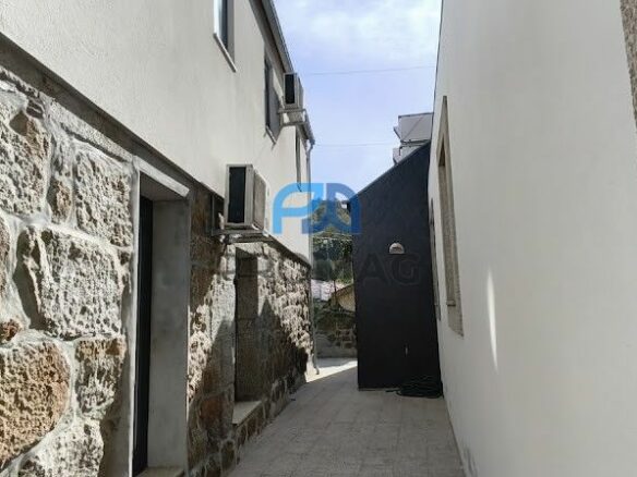 Hotel Of 755 M² With Douro River Marina In Caldas De Aregos