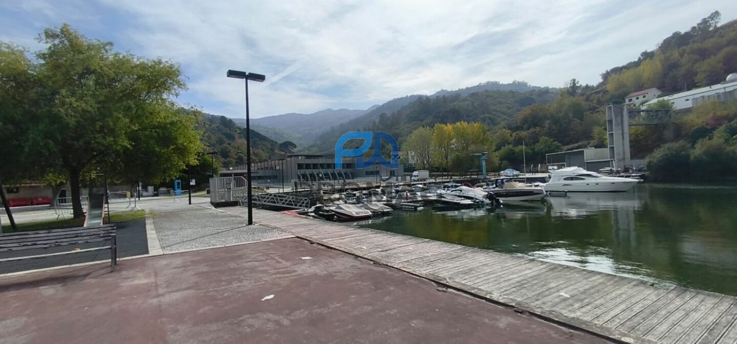 Hotel Of 755 M² With Douro River Marina In Caldas De Aregos