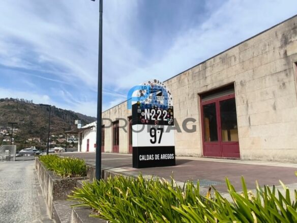 Hotel Of 755 M² With Douro River Marina In Caldas De Aregos