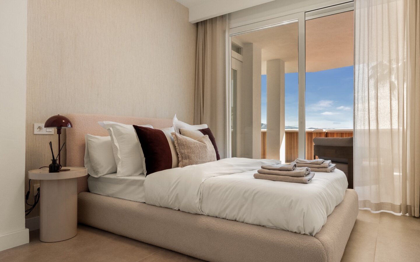 Beautifully Renovated Apartment In Jardines De AndalucÍa With Panoramic La Concha Views.