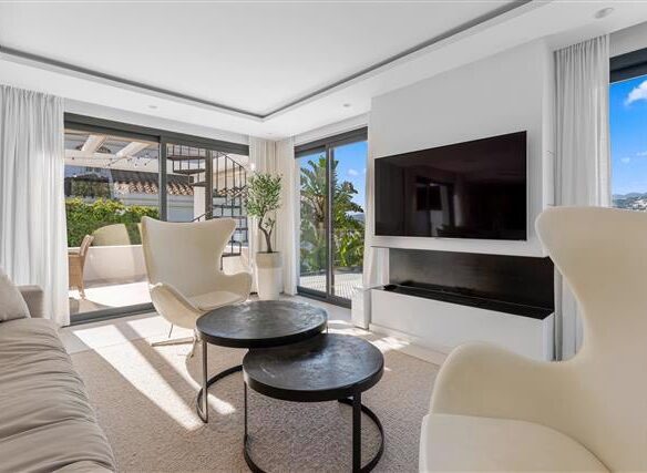 Contemporary Renovated Villa In Nueva AndalucÍa, Next To La Campana.