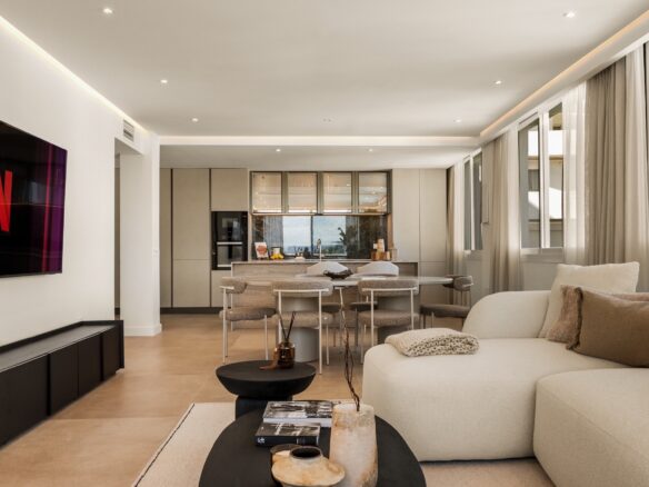 Beautifully Renovated Apartment In Jardines De AndalucÍa With Panoramic La Concha Views.