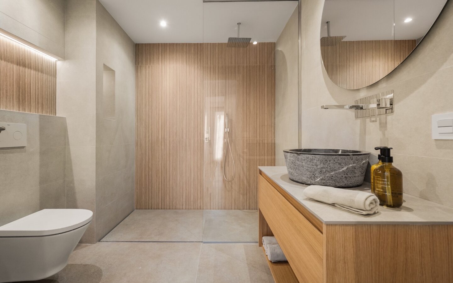 Beautifully Renovated Apartment In Jardines De AndalucÍa With Panoramic La Concha Views.