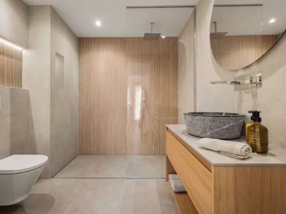 Beautifully Renovated Apartment In Jardines De AndalucÍa With Panoramic La Concha Views.