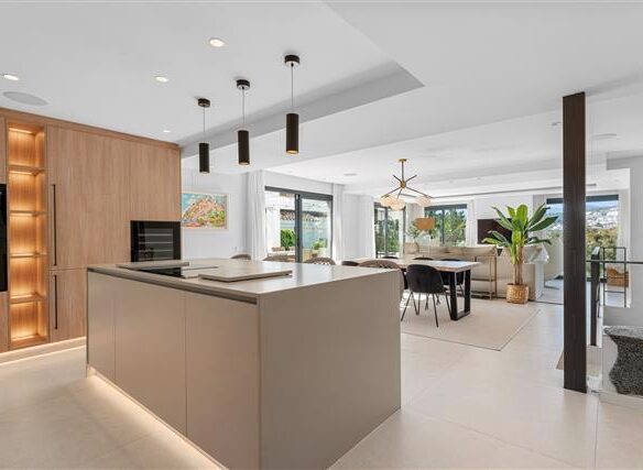 Contemporary Renovated Villa In Nueva AndalucÍa, Next To La Campana.