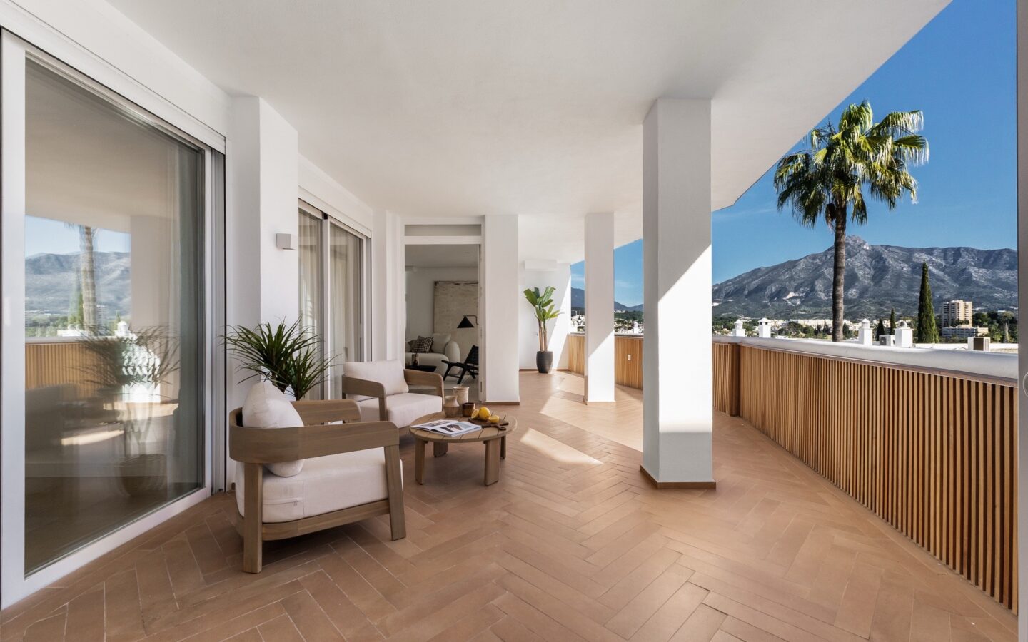 Beautifully Renovated Apartment In Jardines De AndalucÍa With Panoramic La Concha Views.