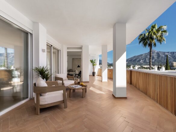 Beautifully Renovated Apartment In Jardines De AndalucÍa With Panoramic La Concha Views.