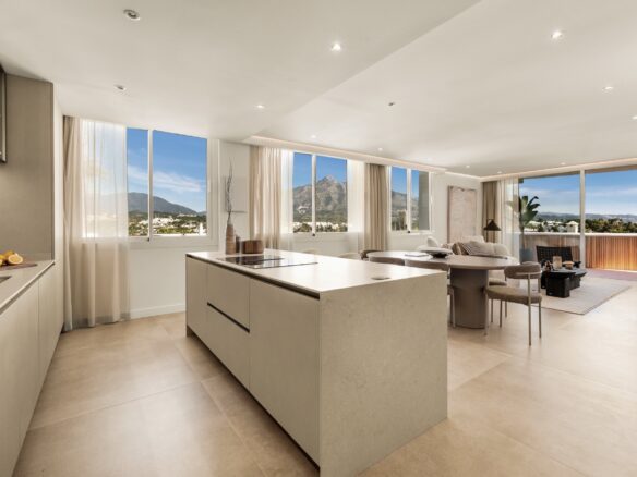 Beautifully Renovated Apartment In Jardines De AndalucÍa With Panoramic La Concha Views.