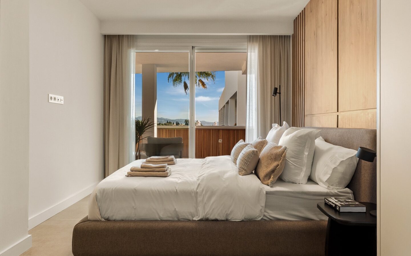 Beautifully Renovated Apartment In Jardines De AndalucÍa With Panoramic La Concha Views.