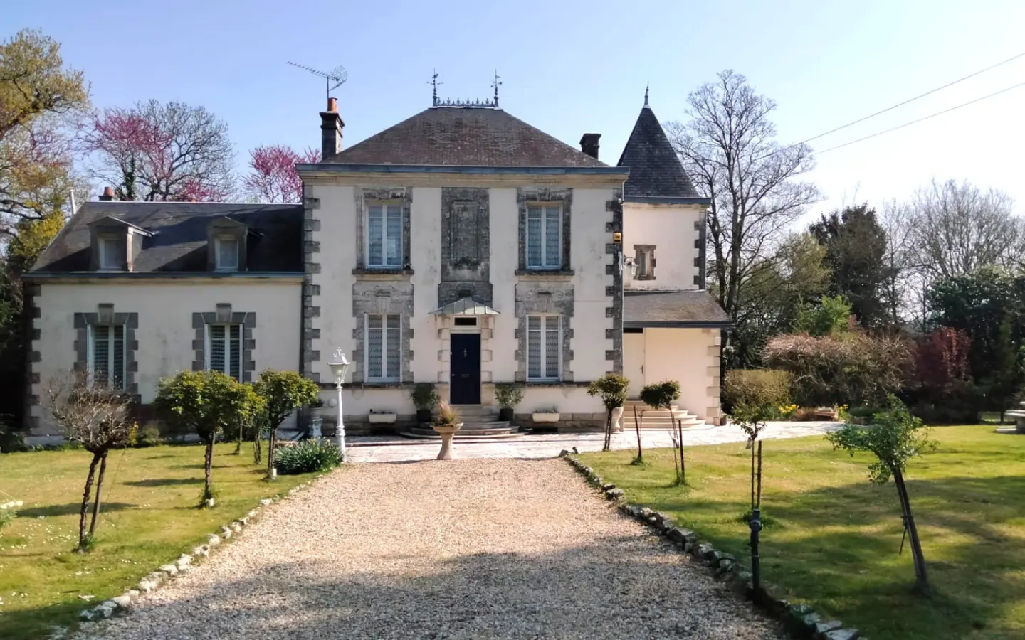 6-bedroom Country House In Condac, France (242 M²)