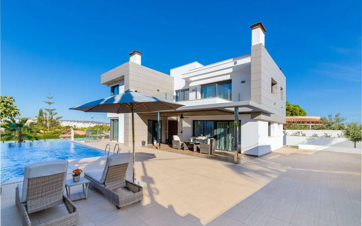 3-bedroom Villa In Torrevieja, Spain (461 M²)