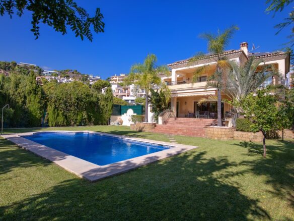 Beautiful 6 Bedrooms Family Villa In Los Arqueros, BenahavÍs.