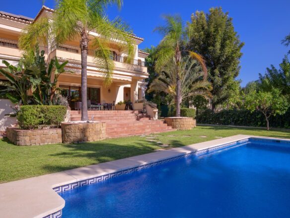Beautiful 6 Bedrooms Family Villa In Los Arqueros, BenahavÍs.